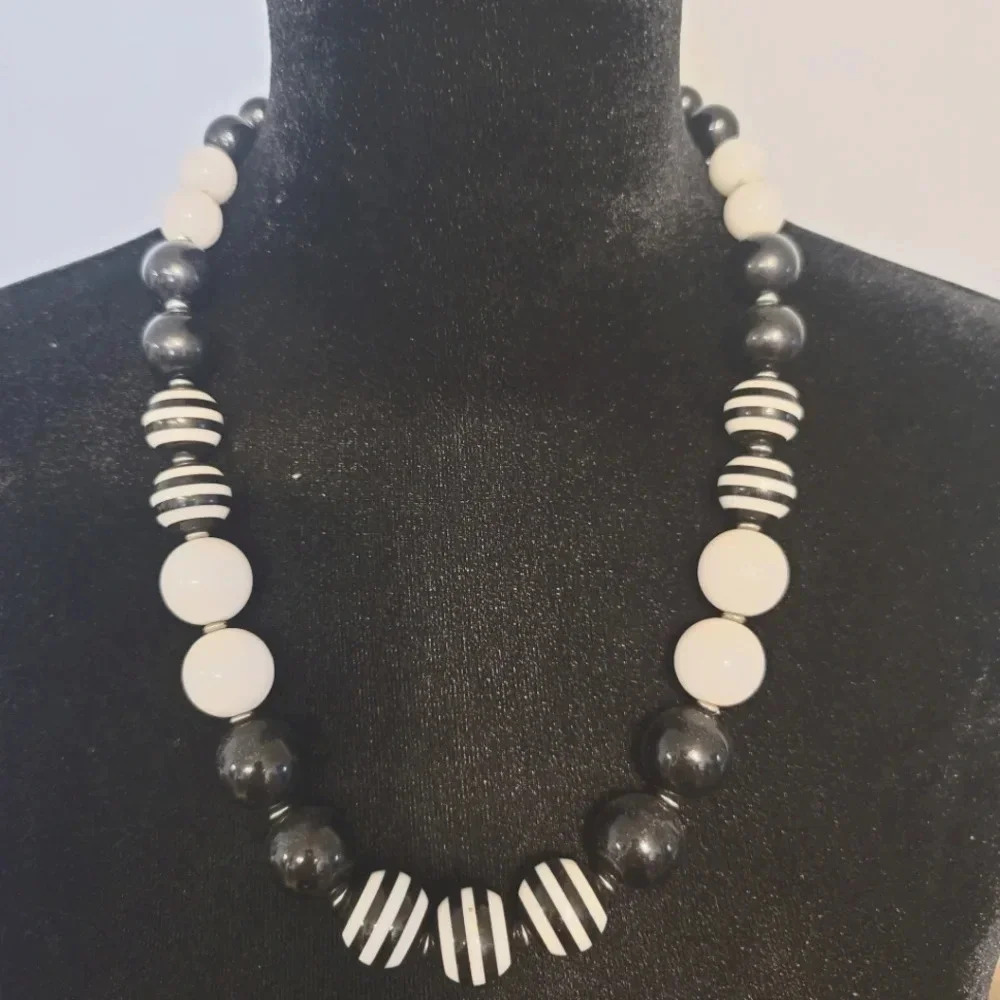Black-and-white necklace